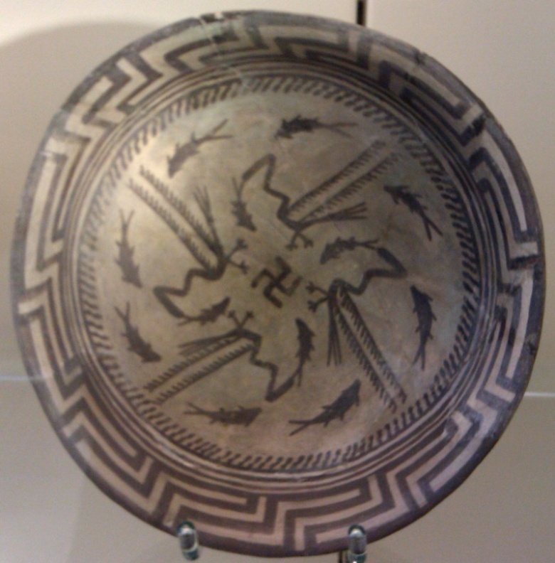ظرف بدست آمده در سامرا نمونه ای از هنر سومری. صلیب شکسته در مرکز آن جالب است. 