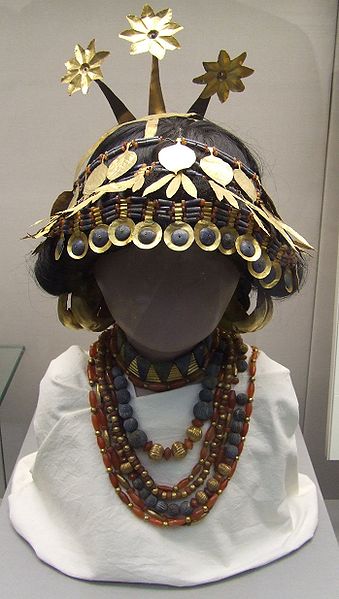 ماکتی که لباسهای یک زن سومری را به او پوشانده اند در موزه لندن